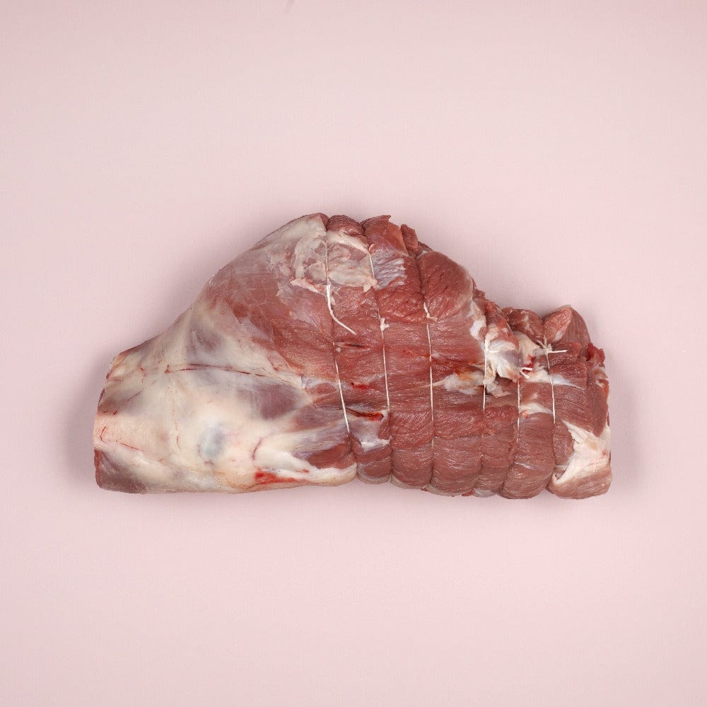 Cella - Gigot d'agneau fermier entier de la ferme de Xavier Ménigoz à Saint-Bresson. Il est taillé et préparé par la boucherie Daval au Val-d'Ajol.